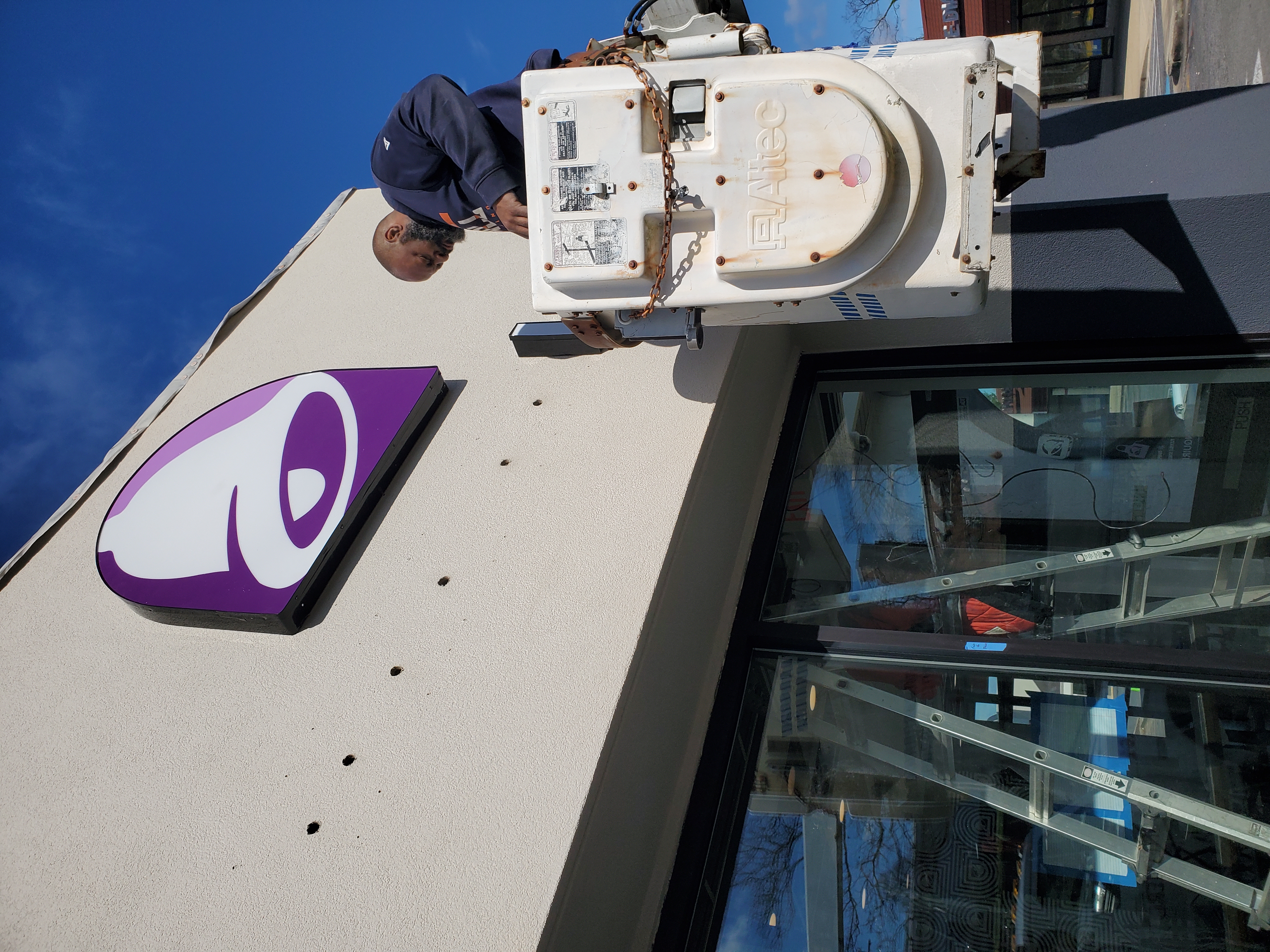 Taco Bell Restaurant Signage